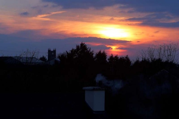 We tnank Fr. James McSweeney for this magnificent sunset taken on Tuesday evening from Altamont,  Millstreet.  (S.R.)