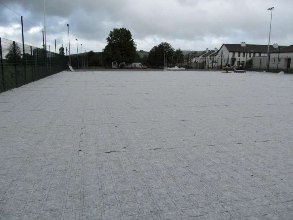 With the white underlay now in place the green grass covering should be appearing very soon on the new very impressive Astroturf Centre.   Click on the images to enlarge.  (S.R.)