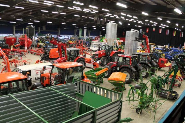 Green Glens prepares for this week's very impressive Farm Machinery Show.   Click on pictures to enlarge.  (S.R.)