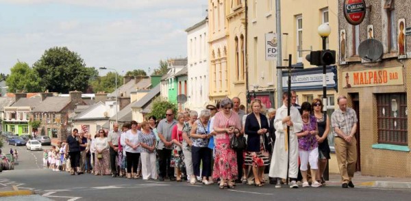 On Sunday, 22nd June 2014 after 11.30 a.m. Mass at St. Patrick's Church the Annual Corpus Christi Procession proceeded through the town to the specially constructed Outdoor Altar in The Square where Benediction was celebrated before the Procession returned to the Church.   The weather was excellent for the impressive solemn event.  Click on the images to enlarge.  (S.R.)