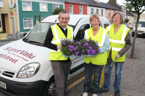 6Millstreet Tidy Towns in action Summer 2014 -800