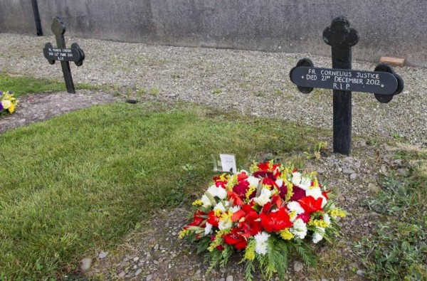 2014-09-27 Wreath Laying for Fr Con Justice at Mount Mellary 03 - Fr Con's grave-800