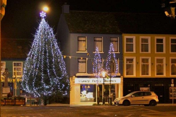 A wonderfully dedicated group of Volunteers had the beautiful Christmas Tree in place and superbly lit on Tuesday, 25th Nov. 2014.   A full feature on its preparation later.  Click on the image to enlarge.  (S.R.)