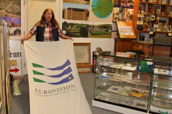 4Michael Kennedy presents Eurovision Flags to Museum -800