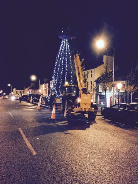 2015-12-01 Putting up the Christmas Lights 02 - tree in the square