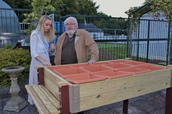 1hospital-presentation-to-millstreet-mens-shed-2016-600